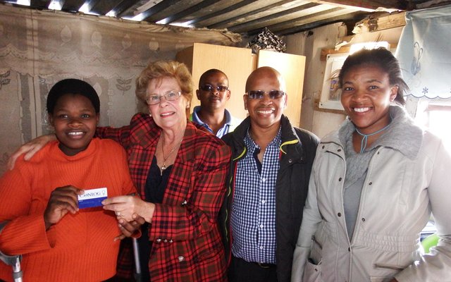 Die gestremde Bukelwa Mbuzweni was die eerste om haar Gonlog-kaart vir elektrisiteit in haar woning van Burgemeester Nicolette Botha-Guthrie te ontvang, met die Onderburgemeester, Rudolph Smith en Raadslid Theodorah Nquinata by haar